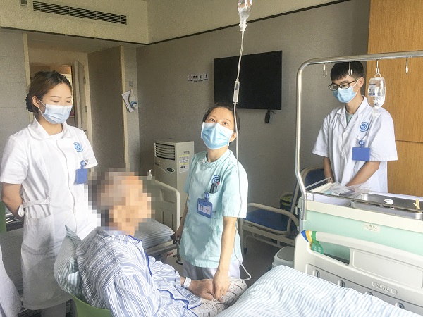 四川泌尿外科医院外科成功为九旬高龄老人完成腹腔镜直肠癌根治术