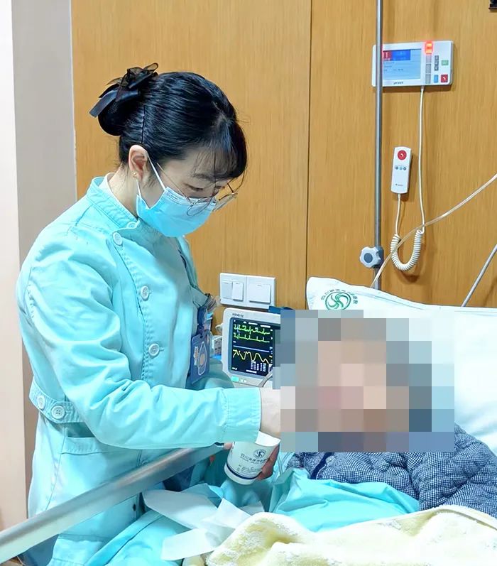 99岁奶奶爱撒娇 被川泌宠得像孩子