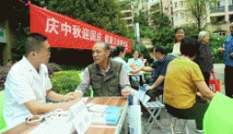 桂花树下的义诊  暖香入人心